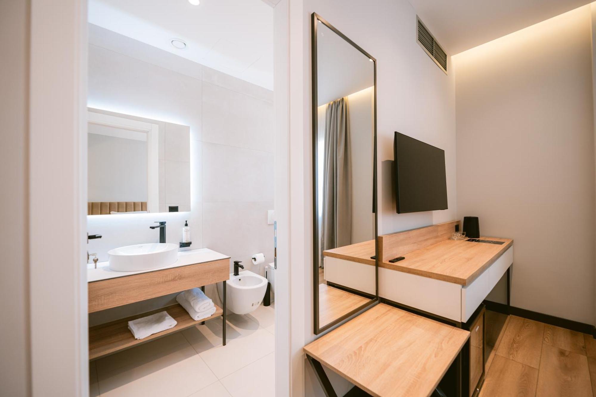 Tribute Hotel Shkoder Bagian luar foto