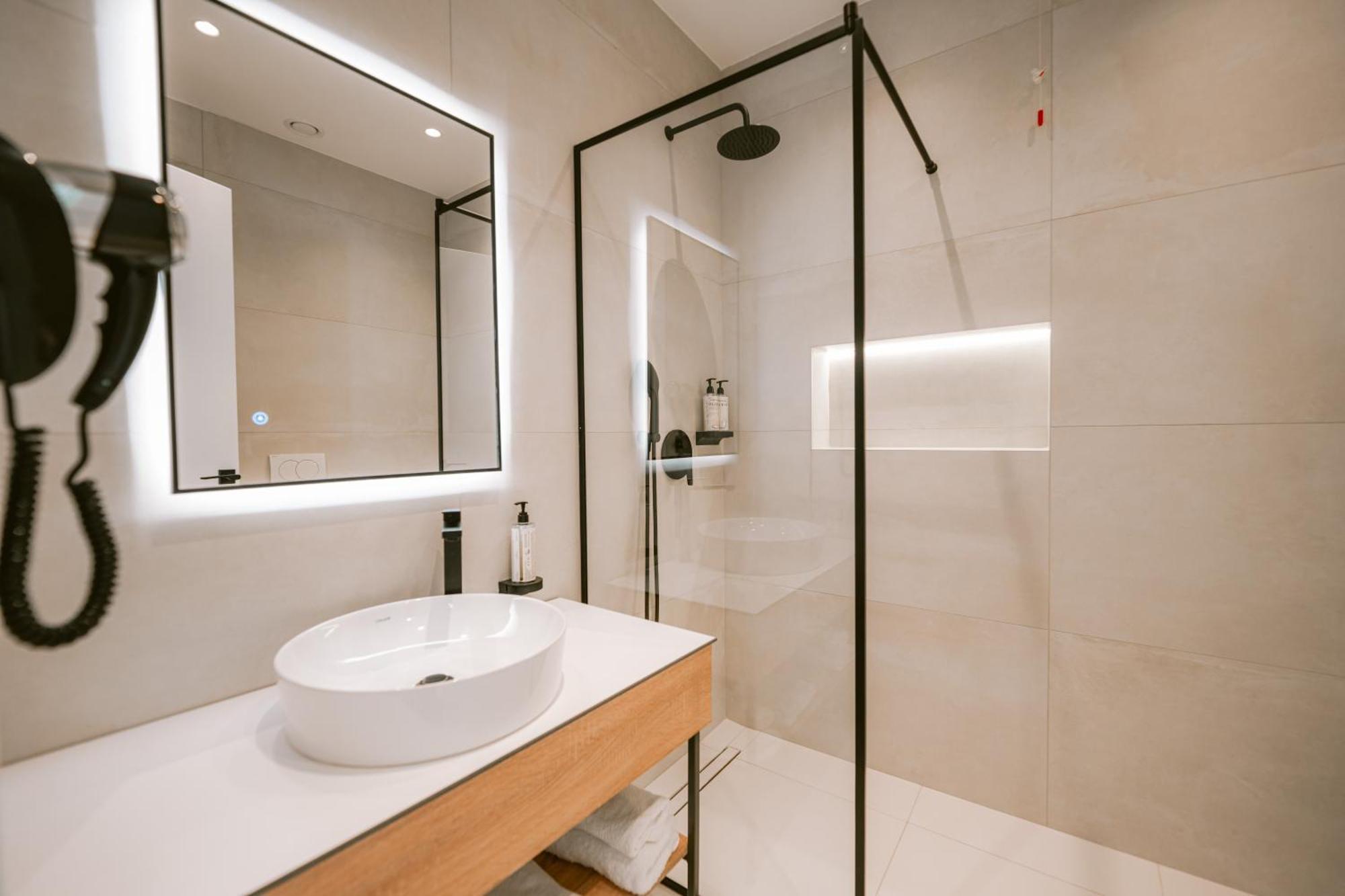 Tribute Hotel Shkoder Bagian luar foto